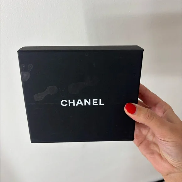 Chanel White Textured Crossbody Bag with Gold Chain - Picture 9 of 10